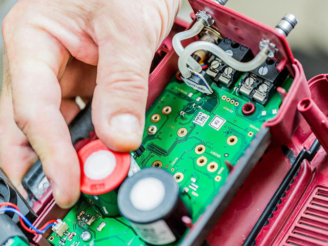 Service und Reparatur von Messgeräten Geöffnetes MRU Messgerät bei Service und Reparatur durch Langer Messtechnik