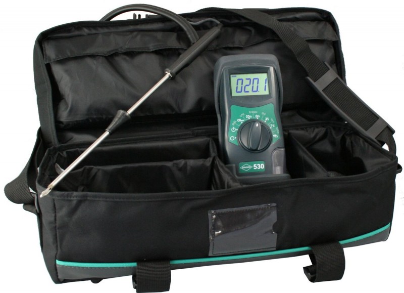 Brigon 530 Abgasmessgerät Set mit Transporttasche Brigon 530 Messgerät mit Entnahmesonde in geöffneter schwarzer Transporttasche